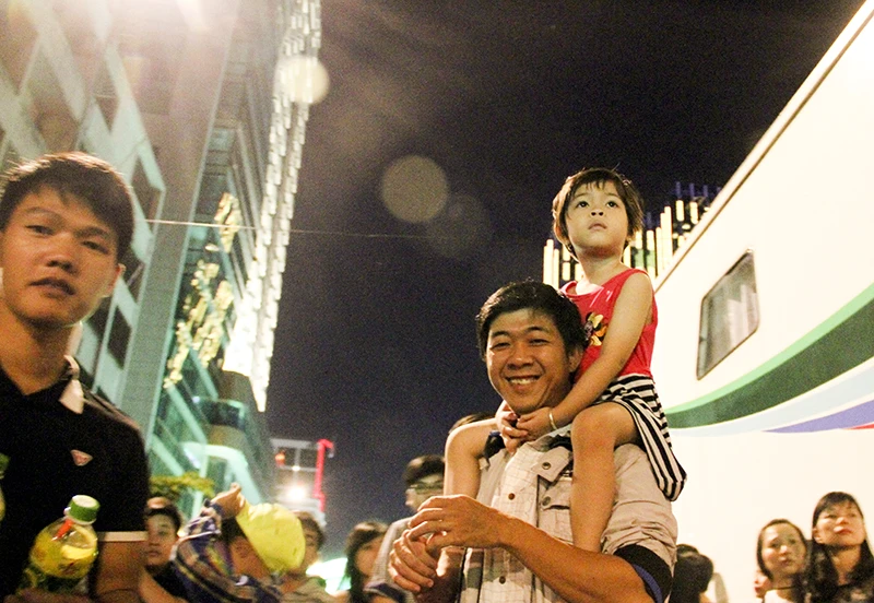 “Bố ơi! Mình đi xem pháo hoa nhé!“ ảnh 12